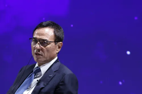 استقال تاكيشي نيينامي، رئيس مجلس إدارة شركة سونتوري، بعد تحقيقات تتعلق بمشتريات تحتوي على التتراهيدروكانابينول، مما أثار جدلاً واسعاً.