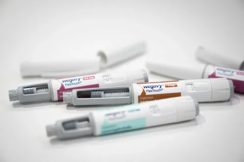أقلام حقن دواء ويغوفي لعلاج السمنة، معروضة بشكل متداخل، تعكس التوجه الجديد في تخفيض أسعار الأدوية لمستخدمي برنامج ميديكير.