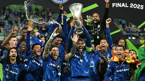 فريق تشيلسي يحتفل بفوزه بدوري الأبطال، حيث يرفع اللاعبون الكأس وسط أجواء من الفرح والحماس بعد المباراة النهائية.