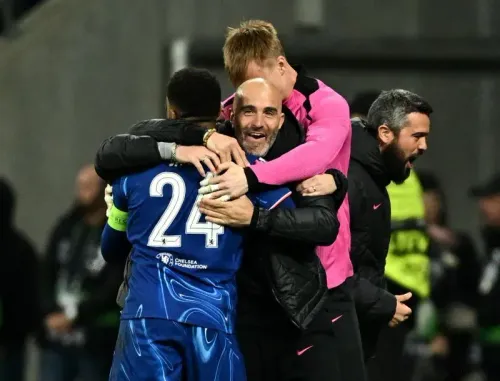 احتفال لاعبي ومدربي تشيلسي بعد الفوز بدوري الأبطال، حيث يظهرون فرحة كبيرة بعد تحقيق اللقب في المباراة النهائية.