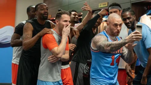 مجموعة من اللاعبين في غرفة تبديل الملابس، يظهرون في لحظة مرحة حيث يقوم أحدهم بالتقاط سيلفي مع زملائه، في إطار مسلسل "Running Point".