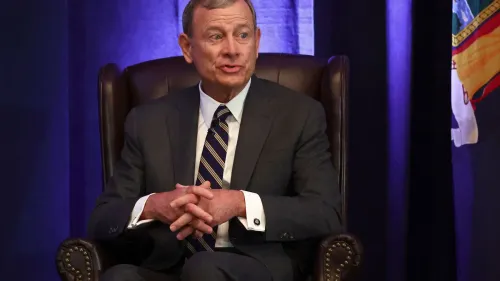 جون روبرتس، رئيس المحكمة العليا، يتحدث في فعالية بنيويورك حول استقلال القضاء وأهمية دوره كفرع متساوٍ في الحكومة.