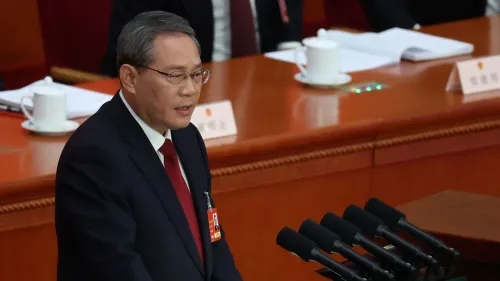 رئيس مجلس الدولة الصيني لي تشيانغ يلقي خطابًا في الجلسة الافتتاحية للمجلس الوطني لنواب الشعب، مع التركيز على أهداف النمو الاقتصادي لعام 2025.