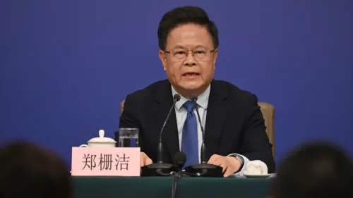 تشينغ شانجي، رئيس اللجنة الوطنية للتنمية والإصلاح في الصين، يتحدث في مؤتمر صحفي حول دعم الابتكار التكنولوجي وصندوق الاستثمار الحكومي.