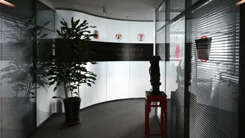 مدخل مكتب شركة مينتز غروب في بكين، يظهر فيه نبات داخلي وعناصر زخرفية، مما يعكس بيئة العمل في مجال الاستشارات.
