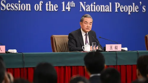 وانغ يي، وزير الخارجية الصيني، يتحدث خلال مؤتمر صحفي في بكين، محذرًا من عودة "شريعة الغاب" في السياسة الدولية.