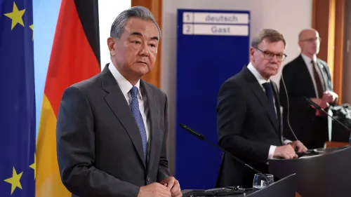 وزير الخارجية الصيني وانغ يي خلال مؤتمر صحفي في بروكسل، مع التركيز على القضايا الجيوسياسية والصراع الأوكراني.