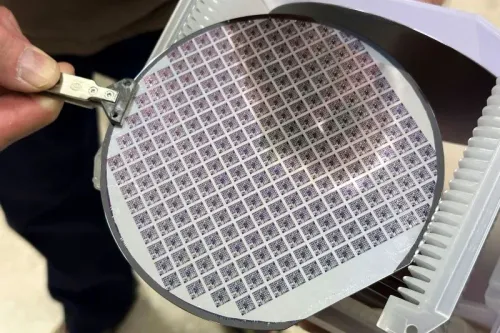 شريحة من أشباه الموصلات تُظهر تصميمًا معقدًا، تمثل محور الصراع التكنولوجي بين الولايات المتحدة والصين وتأثيره على الصناعة الصينية.