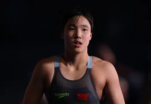 يو زيدي، السباحة الصينية البالغة من العمر 12 عامًا، تبدو متأملة بعد مشاركتها في بطولة العالم للألعاب المائية 2025.