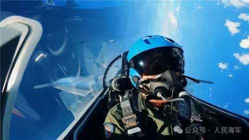 طيار صيني داخل مقصورة طائرته الحربية، يرتدي خوذة زرقاء ونظارات واقية، مع سماء زرقاء وخيالات للطائرة في الخلفية.