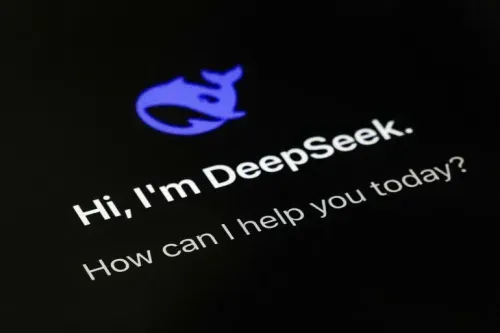شاشة تعرض شعار DeepSeek مع نص ترحيبي "مرحبًا، أنا DeepSeek. كيف يمكنني مساعدتك اليوم؟"، تعكس الابتكار في تقنيات الذكاء الاصطناعي.