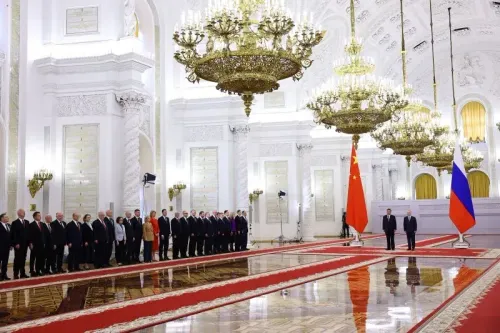 اجتمع شي جين بينغ وبوتين في الكرملين، محاطين بالعلمين الروسي والصيني، في إطار تعزيز العلاقات الثنائية وسط التوترات العالمية.