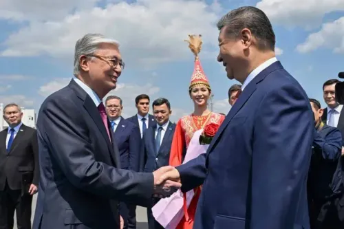 الرئيس الصيني شي جين بينغ يصافح نظيره الكازاخستاني قاسم جومارت توكاييف، مع حضور مسؤولين آخرين، في استقبال رسمي بأستانا.
