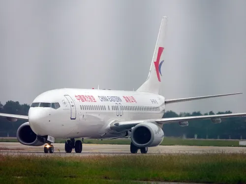 طائرة تابعة لشركة تشاينا إيسترن، تُظهر أهمية الرحلات الجوية بين الصين والولايات المتحدة وتأثير القيود المحتملة على السفر.