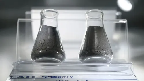 زجاجتان تحتويان على مسحوق الجرافيت، مما يبرز أهمية المادة في صناعة بطاريات السيارات الكهربائية في ظل التعريفات الجمركية الجديدة.