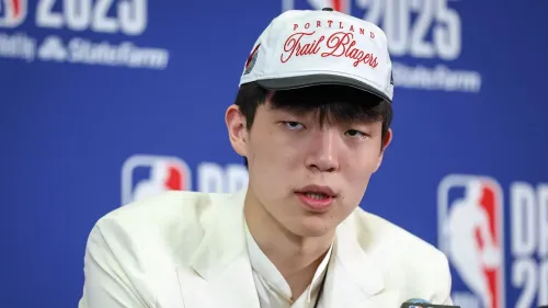 يانغ هانسن، لاعب كرة السلة الصيني، يرتدي قبعة بورتلاند تريل بليزرز بعد اختياره في مسودة الدوري الأمريكي للمحترفين 2025.