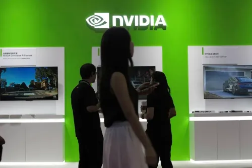 شعار شركة إنفيديا على خلفية خضراء، مع عرض لشاشات تعرض تقنيات الذكاء الاصطناعي، بينما يتفاعل الزوار في المعرض.