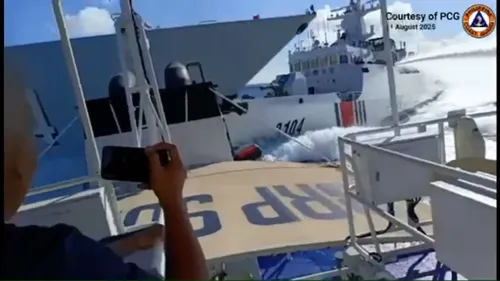 اصطدام سفينة خفر السواحل الصينية 3104 بسفينة الفلبين BRP Suluan أثناء مطاردة في بحر الصين الجنوبي، مع وجود أفراد على متن السفن.