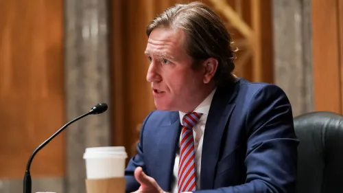 كريس كريبس، المدير السابق لوكالة الأمن السيبراني، يتحدث خلال جلسة استماع رسمية، مع كوب قهوة بجانبه، مع التركيز على قضايا الأمن الانتخابي.