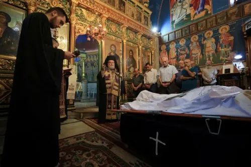تجمع المسيحيون الفلسطينيون في كنيسة مهد يسوع في بيت لحم لأداء طقوس دينية، وسط أجواء من التأمل والأمل في السلام.