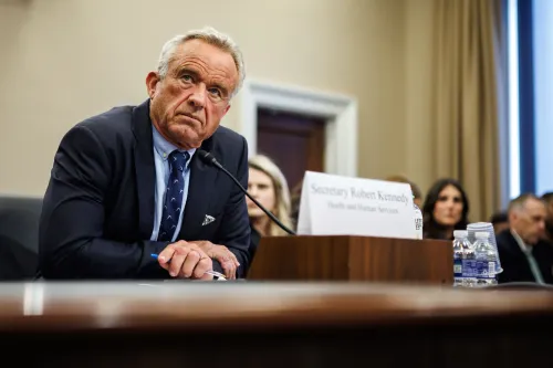 يظهر روبرت كينيدي جونيور، وزير الصحة والخدمات الإنسانية، أثناء جلسة استماع، مع تعبير جاد، يناقش قضايا الصحة العامة.