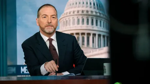 تشاك تود يظهر أثناء تقديم برنامج "قابل الصحافة" مع خلفية مبنى الكابيتول، مع تعليقات عن مستقبله المهني بعد مغادرته إن بي سي.