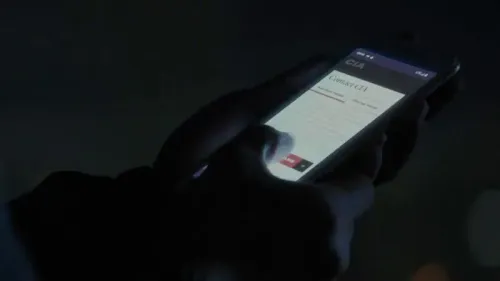 شخص يستخدم هاتفه المحمول في الظلام لزيارة صفحة "اتصل بوكالة الاستخبارات المركزية" على الإنترنت، في إطار حملة تجنيد جديدة.