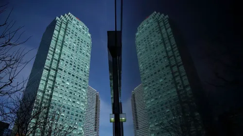 صورة لبرج سيتي جروب الزجاجي في مدينة نيويورك، يعكس سماء زرقاء وصورة مباني مجاورة، مما يبرز التغييرات في سياسات البنك.