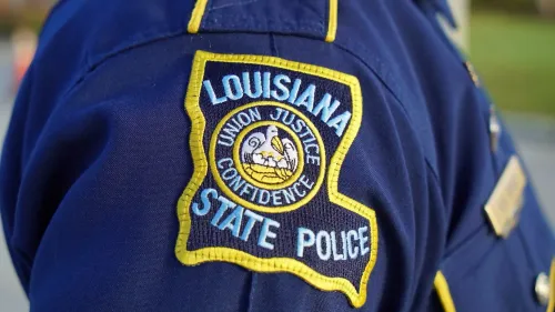 شعار شرطة ولاية لويزيانا يظهر على زي ضابط، مع التركيز على تفاصيل الشعار الذي يشير إلى القوة والنظام.