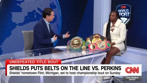 كلاريسا شيلدز، الملاكمة الأمريكية، تجلس مع ألقابها في استوديو CNN، مع التركيز على استعدادها لنزال اللقب العالمي ضد دانييل بيركنز.