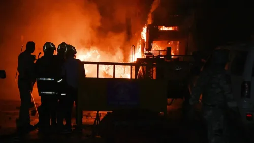 اندلاع حريق في مدينة ناجبور بالهند، حيث يظهر رجال الإطفاء يتعاملون مع النيران المشتعلة في المركبات بعد اشتباكات طائفية.
