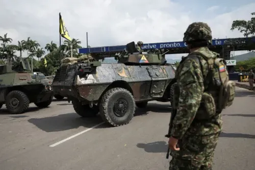 عربة مدرعة تابعة للجيش الكولومبي في نقطة تفتيش، مع جنود في الخلفية، تعكس التوترات العسكرية المتزايدة في كولومبيا.