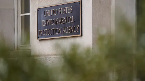 علامة وكالة حماية البيئة الأمريكية مثبتة على مبنى، تعكس الجدل حول تمويل مشاريع الطاقة النظيفة وتجميد المنح الفيدرالية.