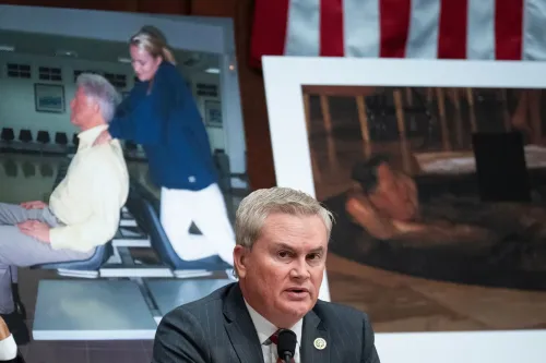 خلال جلسة استماع، يتحدث جيمس كومر بينما تظهر صور لبيل كلينتون وهيلاري كلينتون خلفه، في سياق تحقيق بشأن ازدراء الكونغرس.