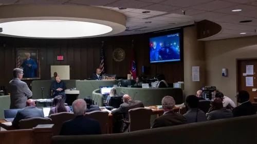 جلسة محكمة تتضمن محلفين وممثلين قانونيين، مع عرض فيديو على الشاشة يتعلق بقضية مقتل تاير نيكولز.