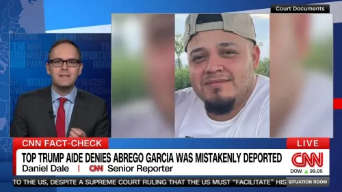 تظهر الصورة مراسل شبكة سي إن إن، دانيال ديل، وهو يناقش قضية كيلمار أبريغو غارسيا، الذي تم ترحيله عن طريق الخطأ.