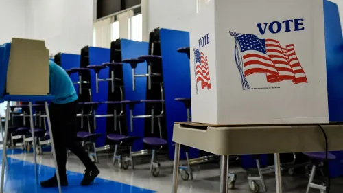 صندوق اقتراع يبرز في مركز اقتراع، يرمز لمشاركة الناخبين في العملية الديمقراطية وسط أجواء الانتخابات.