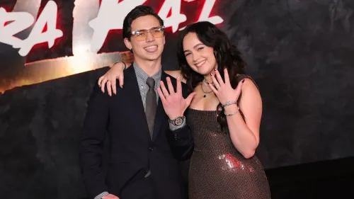 ماري موسر وتانر بوكانان يحتفلان بخطوبتهما، يظهران وهما يرتديان ملابس أنيقة ويعرضان خواتم الخطوبة مع خلفية "كوبرا كاي".