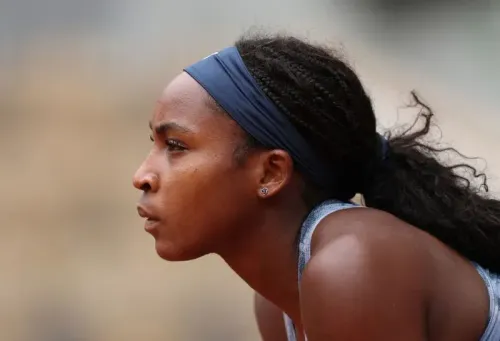 تظهر كوكو جوف، لاعبة التنس الأمريكية، وهي تتأمل بتركيز قبل مباراة في بطولة فرنسا المفتوحة، بعد حادثة نسيان مضاربها.