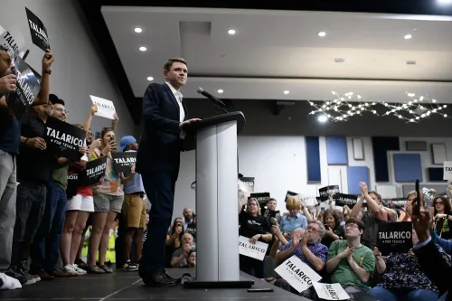 اجتماع حماسي لجيمس تالاريكو، مرشح مجلس الشيوخ في تكساس، مع مؤيديه الذين يحملون لافتات تدعمه، أثناء حديثه على المنصة.