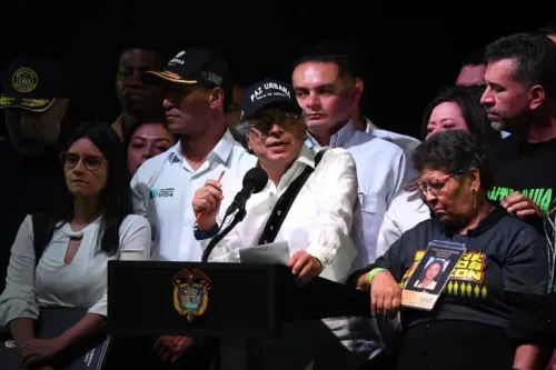 الرئيس الكولومبي غوستافو بيترو يتحدث في مؤتمر صحفي، محاطًا بعدد من المسؤولين، مع التركيز على جهود إحلال السلام في البلاد.