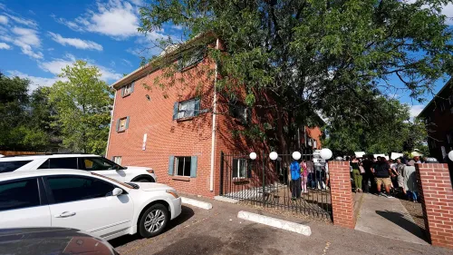 تجمع حشد أمام مجمع سكني في كولورادو احتجاجًا على الجريمة المتزايدة وقرار إغلاق المباني بسبب عصابة فنزويلية.