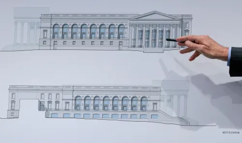تصميم معماري يظهر الواجهة الغربية للجناح الشرقي المقترح، مع يد تشير إلى التفاصيل المعمارية.