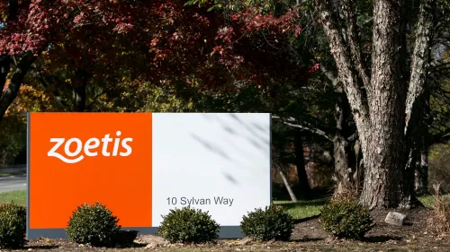 لافتة شركة زويتس، مع تفاصيل العنوان، محاطة بأشجار وأشجار مزهرة، تعكس جهود الشركة في تطوير لقاح إنفلونزا الطيور.