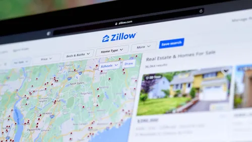 واجهة موقع Zillow تعرض خريطة مع علامات حمراء تشير إلى قوائم العقارات، مع تفاصيل البحث عن المنازل.