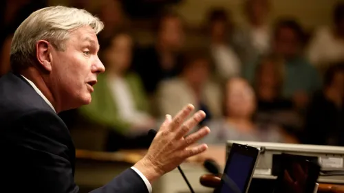 الدكتور مايكل أوسترهولم يتحدث خلال جلسة نقاش حول مشروع نزاهة اللقاحات، مع جمهور خلفه، في سياق تعزيز سلامة اللقاحات.