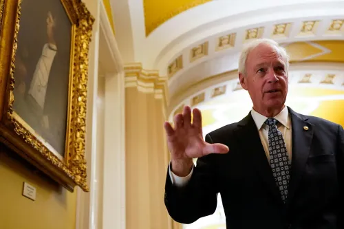 سيناتور رون جونسون يتحدث في مبنى الكابيتول، مع إطار ذهبي لصورة خلفه، معبرًا عن قلقه بشأن الإغلاق الحكومي وتأثيره على الأمريكيين.