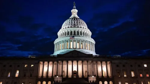 مبنى الكابيتول الأمريكي مضاء في الليل، يعكس أهمية المفاوضات حول سقف الدين وتأثيرها على الاقتصاد الأمريكي.
