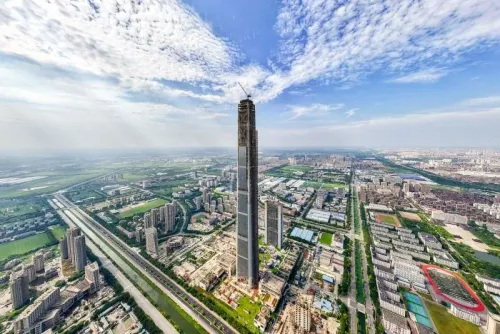 استئناف بناء ناطحة السحاب في تيانجين، التي يبلغ ارتفاعها 597 مترًا، بعد توقف دام 10 سنوات، وسط تطورات في السوق العقارية الصينية.
