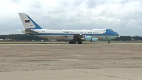 طائرة إير فورس وان، المخصصة لنقل الرئيس الأمريكي، أثناء الإقلاع، مع خلفية غائمة تشير إلى ظروف الطقس.